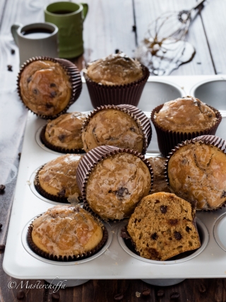 Muffin al caffè glassati con gocce di cioccolato- desserts food photography
