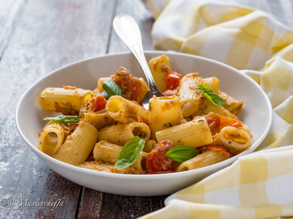 Pasta tonno e pomodorini con basilico e capperi-pasta & co. food photography