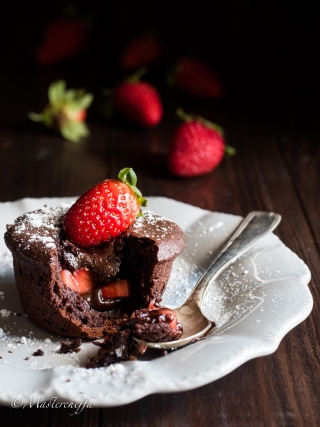 tortino dal cuore morbido fragole e cioccolato desserts food photography