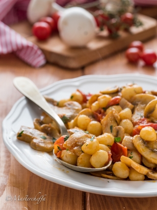 chicche di patate funghi e pomodorini pasta and co food photography