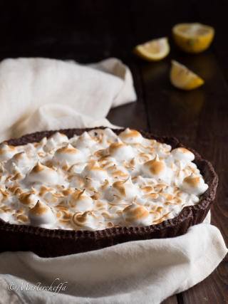 meringata al limone con frolla al cacao desserts food photography